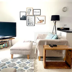 Crowd Luxury Apartment Doncaster